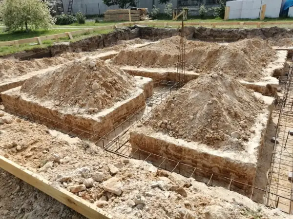 Fundament bez zbrojenia: czy to ryzykowne rozwiązanie dla budowy?