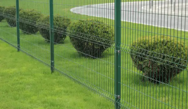 Ogrodzenie z Siatki: Z Podmurówką Czy Bez? Porównaj Opcje