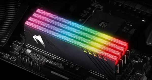 Cztery moduły pamięci RAM z podświetleniem RGB, zamontowane na płycie głównej. Szybka pamięć wewnętrzna w akcji.