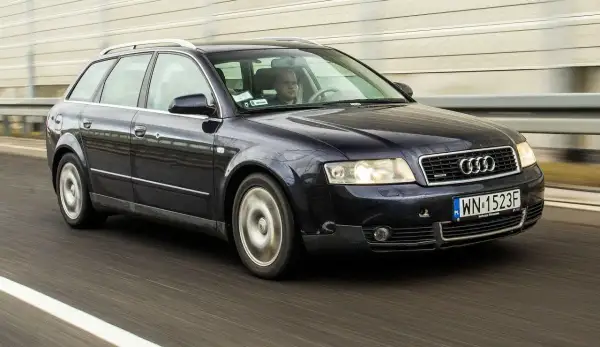 Ciemnogranatowe Audi A4 B6 2.0 benzyna kombi jedzie autostradą.