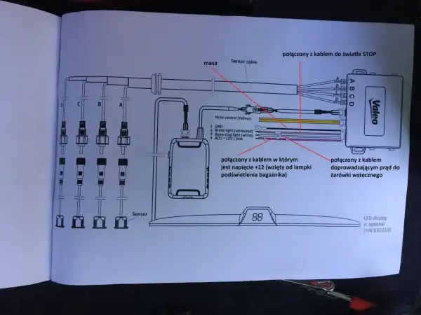 Schemat połączeń elektrycznych z modułem Valeo, pokazujący podłączenie czujników, masy, świateł STOP, cofania i zasilania ACC. Widać tu także złącza GPIO.